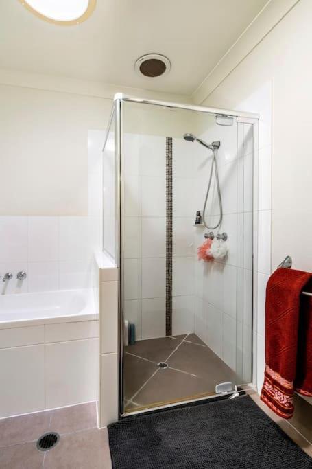 Room With Separate Bath In Shared Homestay Redcliffe Eksteriør bilde
