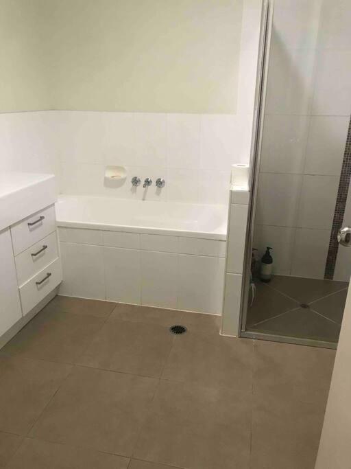 Room With Separate Bath In Shared Homestay Redcliffe Eksteriør bilde