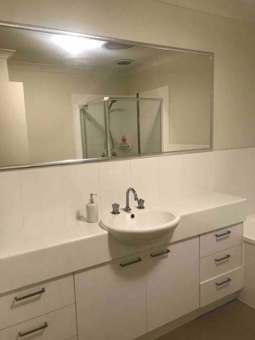 Room With Separate Bath In Shared Homestay Redcliffe Eksteriør bilde