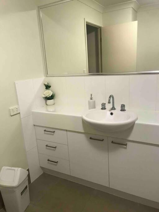 Room With Separate Bath In Shared Homestay Redcliffe Eksteriør bilde